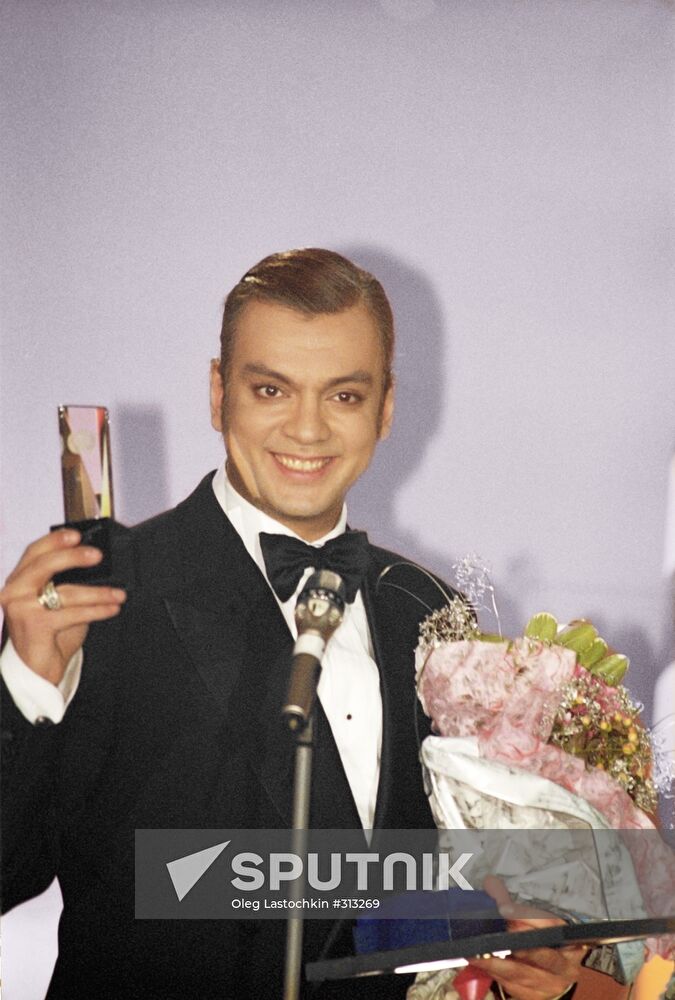 Filipp Kirkorov holding award
