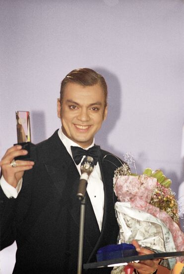 Filipp Kirkorov holding award