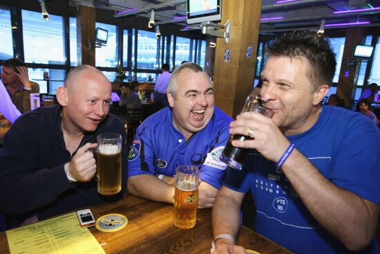 Soccer fans in a Moscow bar