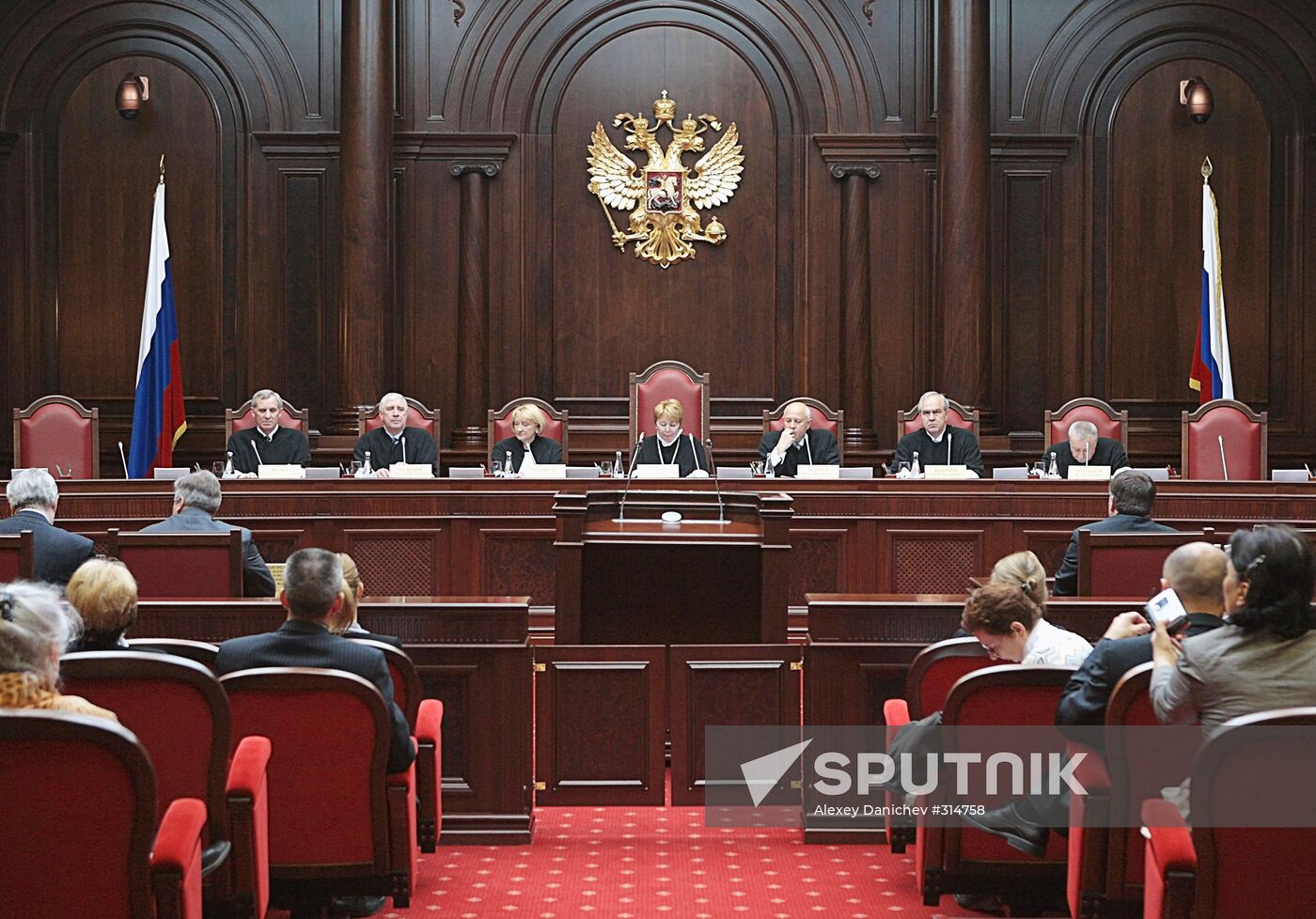 Constitutional Court holds its first meeting in St. Petersburg
