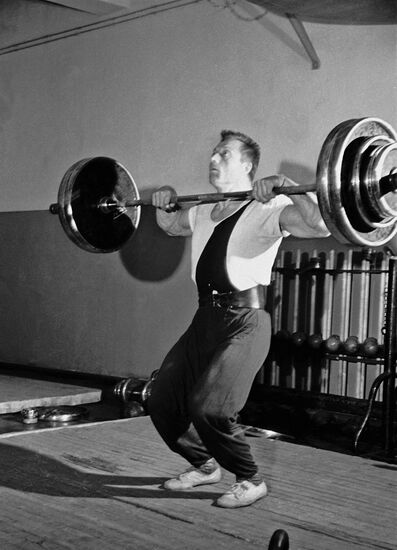 Soviet athlete R. Plukfelder