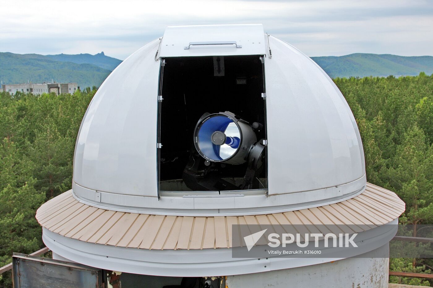 Reflecting-refracting telescope
