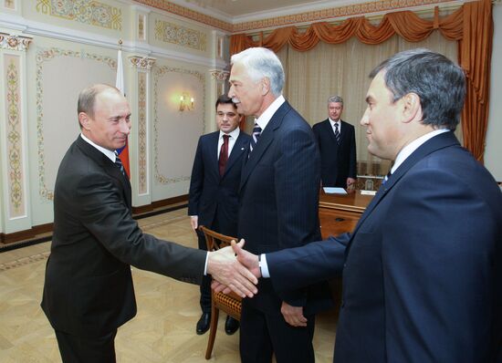 Putin meets United Russia leaders