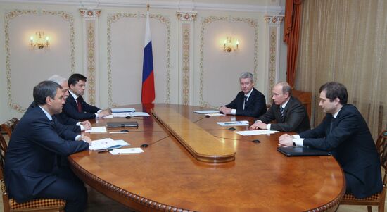 Putin meets United Russia leaders