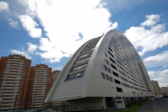 Sail housing complex