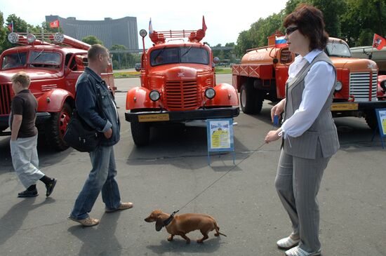 Retro vehicles show