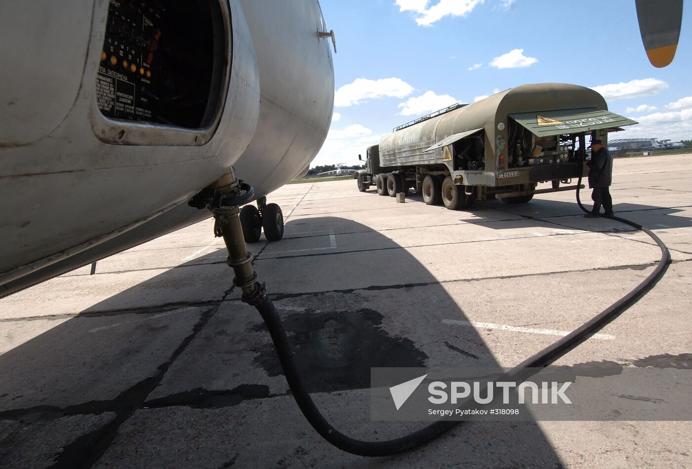 Refuelling a military transport plane