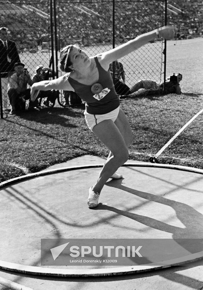Soviet track-and-fielder Nina Ponomareva