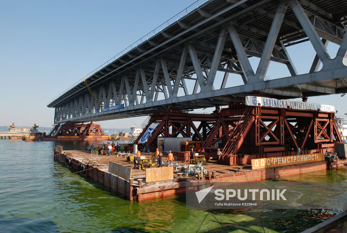 Building a bridge across the Volga River