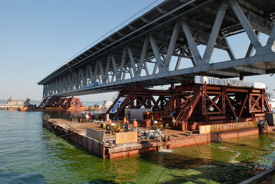 Building a bridge across the Volga River