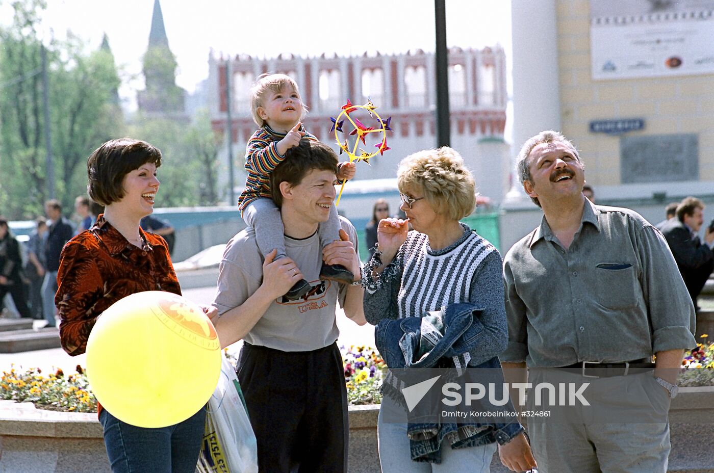 Muscovite family on Manezh Square