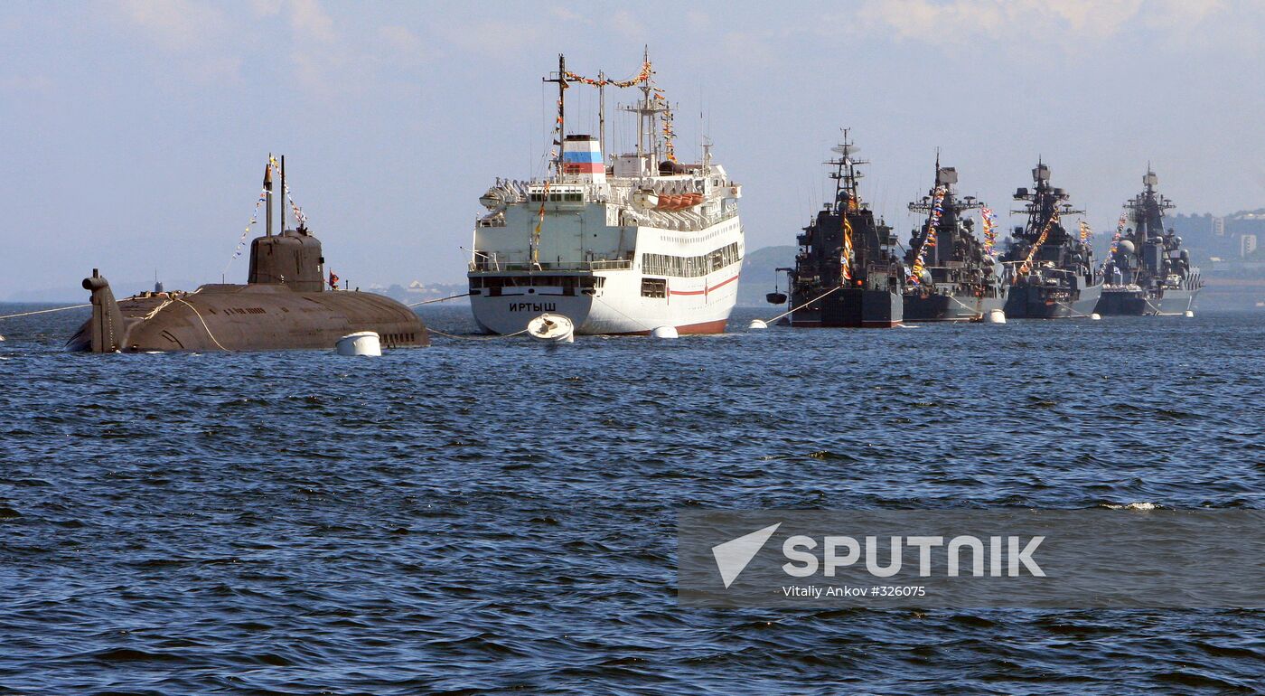 Rehearsing naval parade at the Pacific fleet's chief base