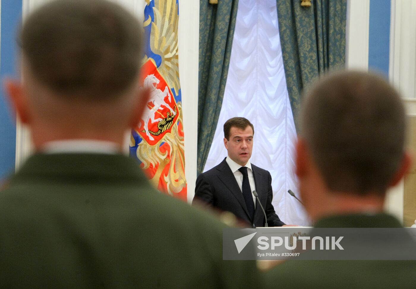President Dmitry Medvedev meets with servicemen
