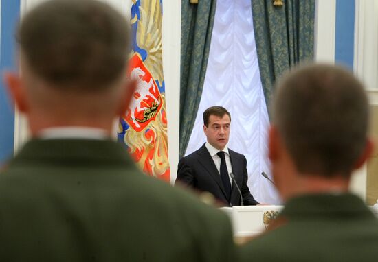 President Dmitry Medvedev meets with servicemen
