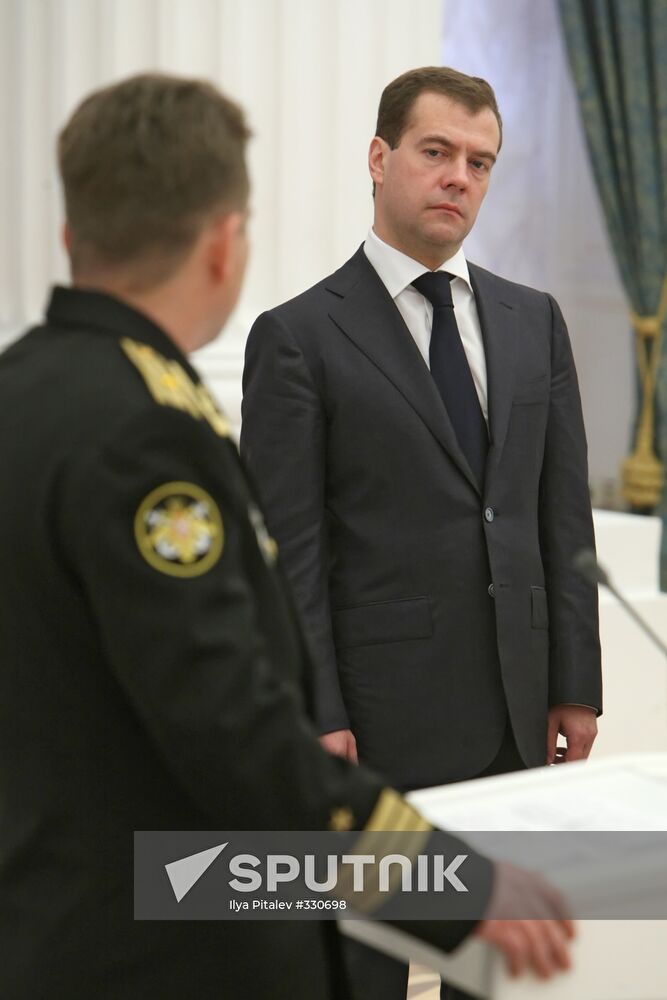 President Dmitry Medvedev meets with servicemen