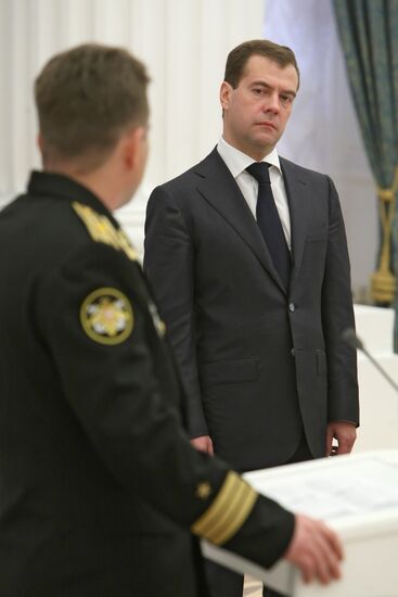 President Dmitry Medvedev meets with servicemen