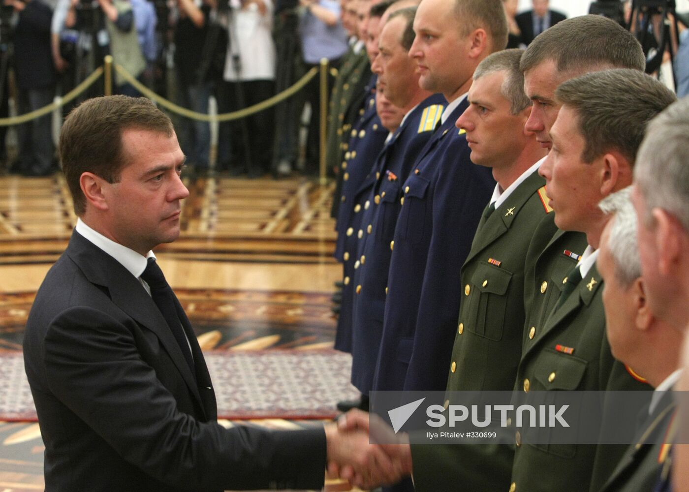 President Dmitry Medvedev meets with servicemen