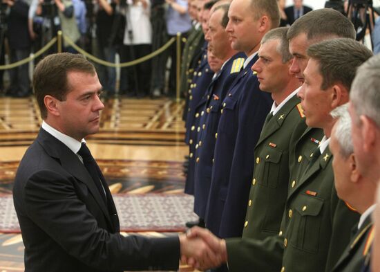 President Dmitry Medvedev meets with servicemen