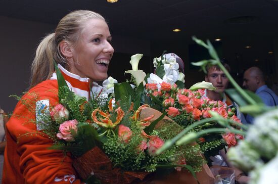 Yelena Dementyeva arriving back to Moscow