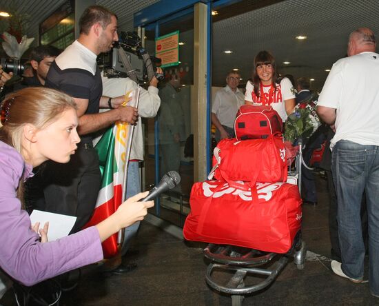 Russian Olympic prize winners back in Moscow