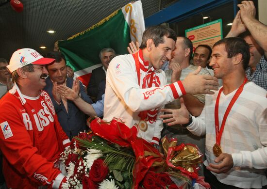 Russian Olympic prize winners back in Moscow