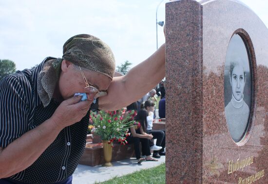 Paying tribute to victims of terrorist attack in Beslan