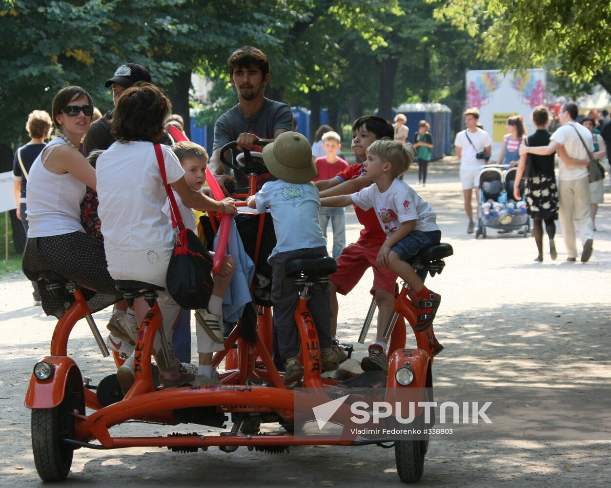Muscovites recreating in Gogolevsky Boulevard
