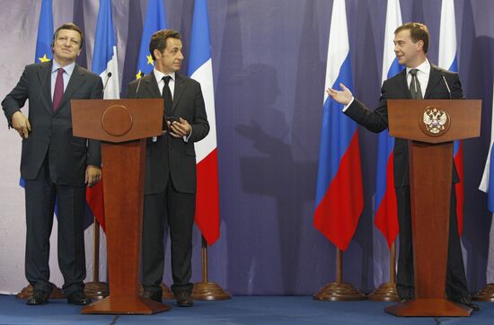 Dmitry Medvedev meets Nicolas Sarkozy