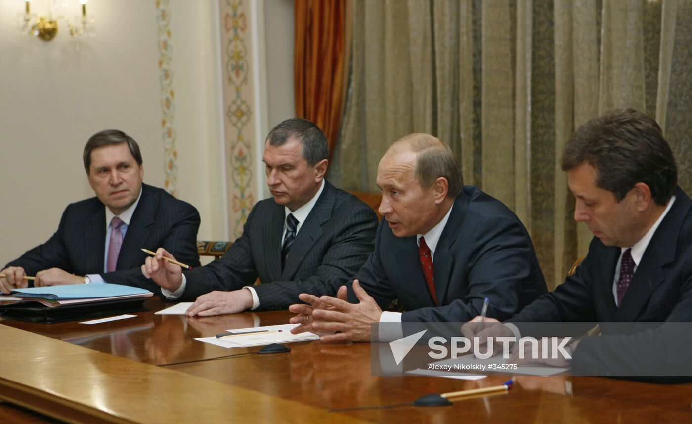 Vladimir Putin met with Hugo Chavez