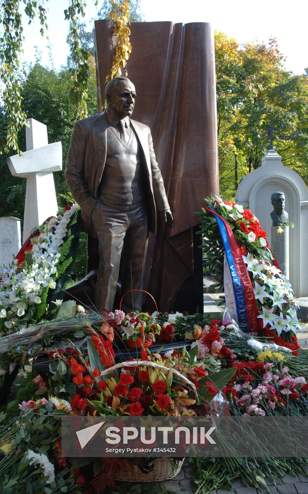 Monument to Mikhail Ulyanov opened at Novodevichy Cemetery