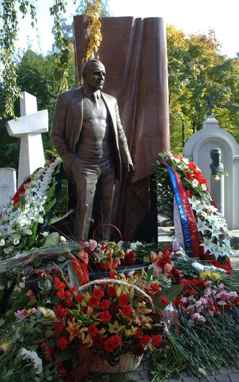 Monument to Mikhail Ulyanov opened at Novodevichy Cemetery