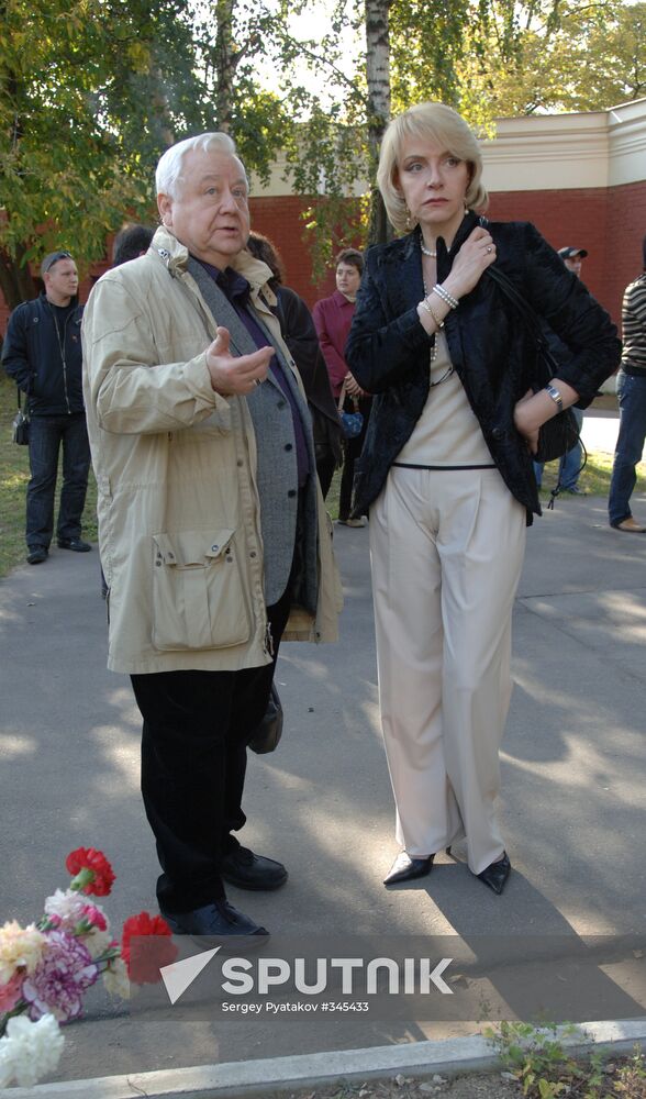 Monument to Mikhail Ulyanov opened at Novodevichy Cemetery