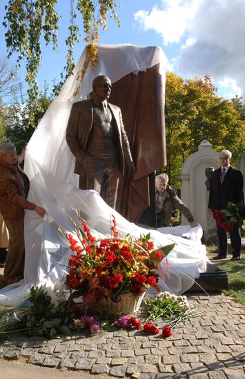 Monument to Mikhail Ulyanov opened at Novodevichy Cemetery