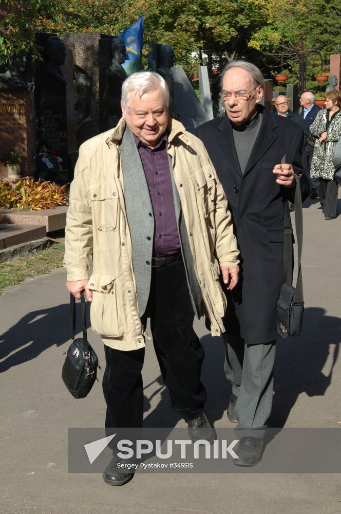Monument to Mikhail Ulyanov opened at Novodevichy Cemetery