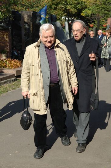 Monument to Mikhail Ulyanov opened at Novodevichy Cemetery