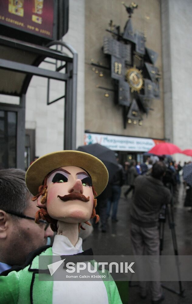 Parade of puppets from Obraztsov Theatre museum