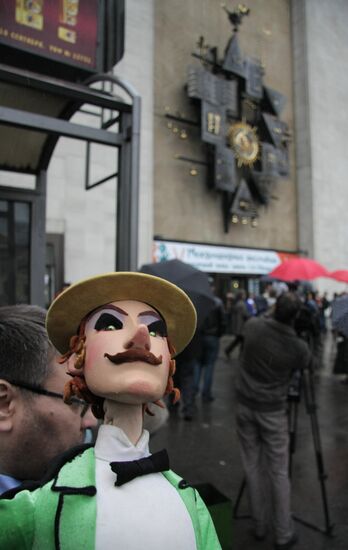 Parade of puppets from Obraztsov Theatre museum
