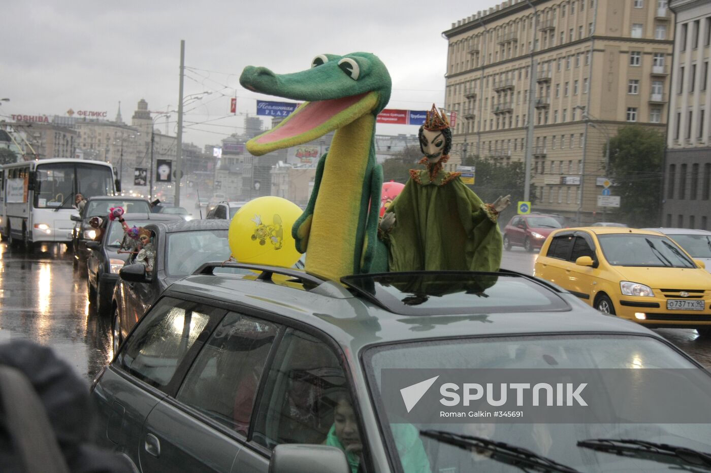 Parade of puppets from Obraztsov Theatre museum