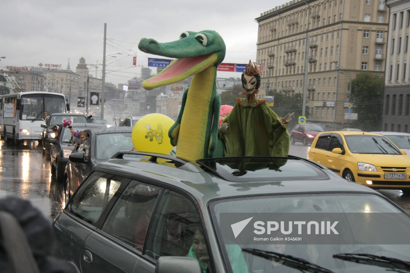 Parade of puppets from Obraztsov Theatre museum
