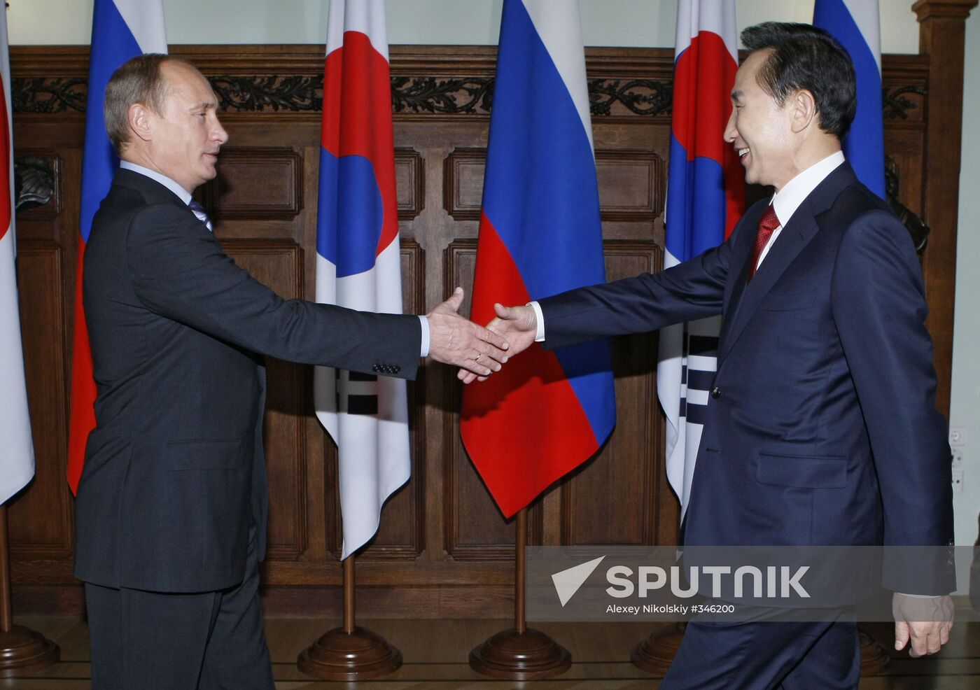 Vladimir Putin, Lee Myung Bak