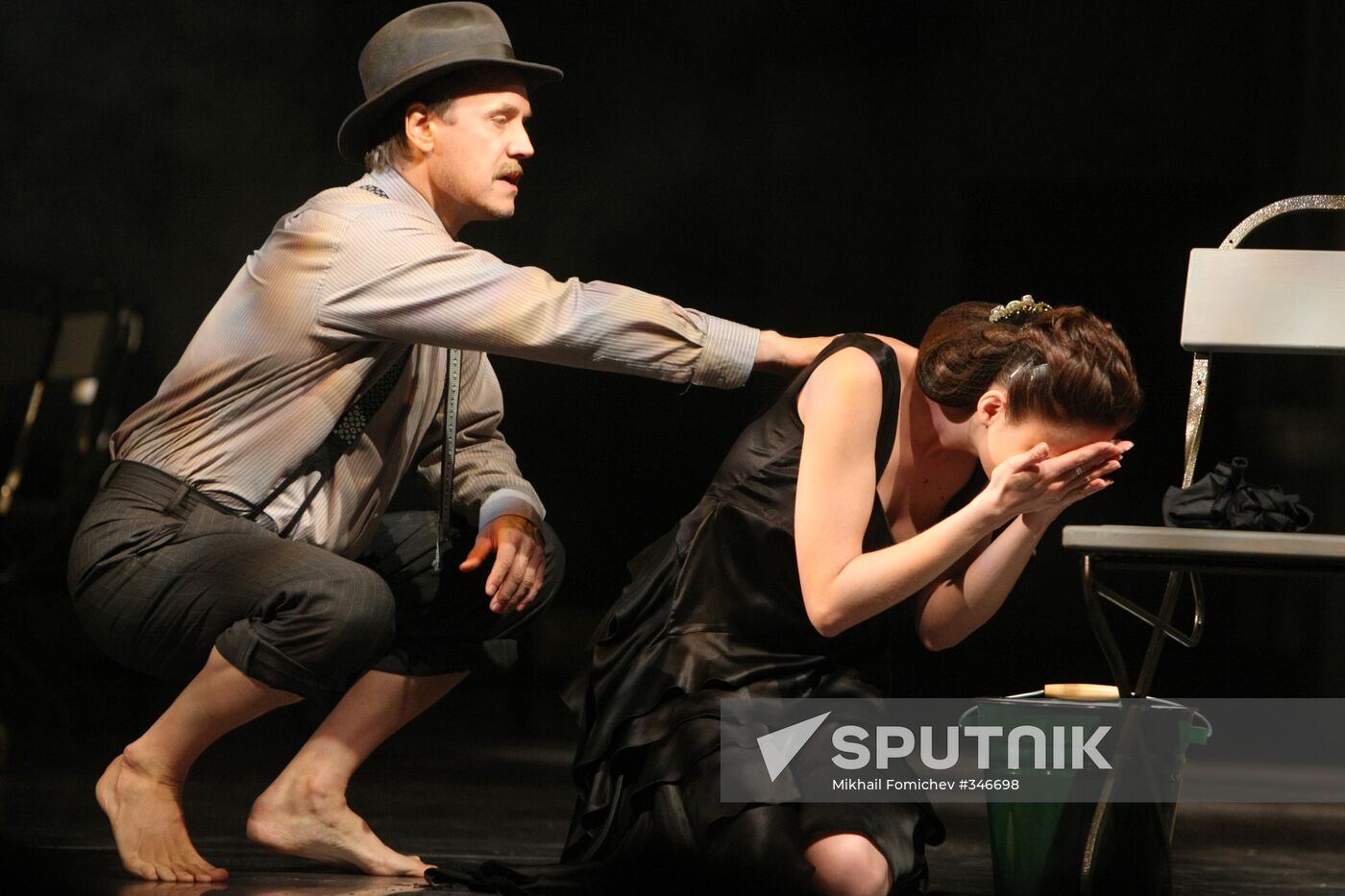 Play "Visit of the Old Lady"