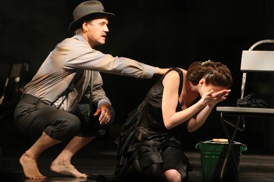 Play "Visit of the Old Lady"