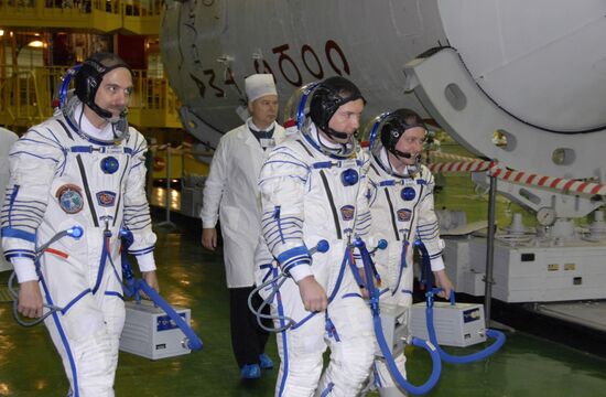ISS Expedition 18 crew in training at Baikonur Space Center