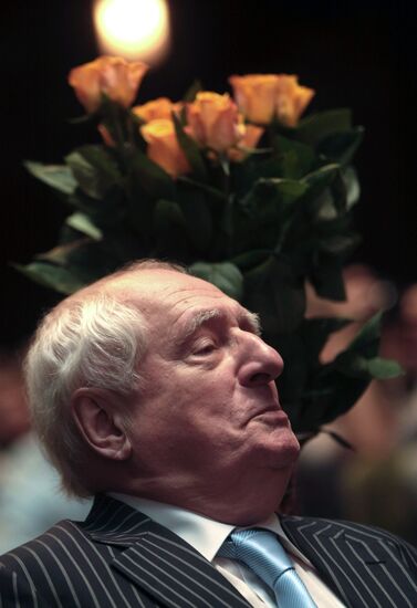 Lenkom actors meet before launch of new season