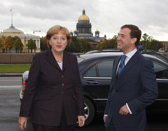 Dimtry Medvedev meets with Angela Merkel