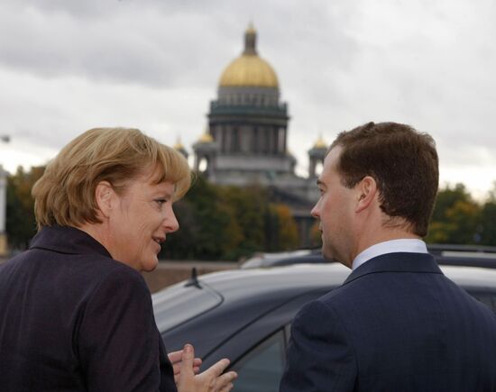 Dimtry Medvedev meets with Angela Merkel