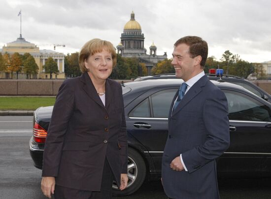 Dimtry Medvedev meets with Angela Merkel