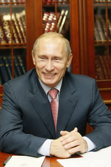 Vladimir Putin visits St. Petersburg