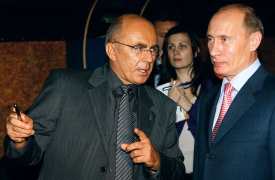 Vladimir Putin visits St. Petersburg