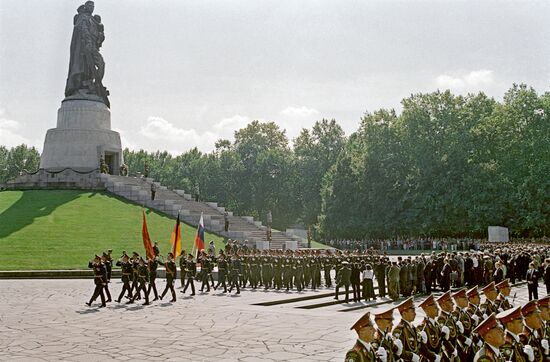 Parade at Russian soldiers memorial, Berlin